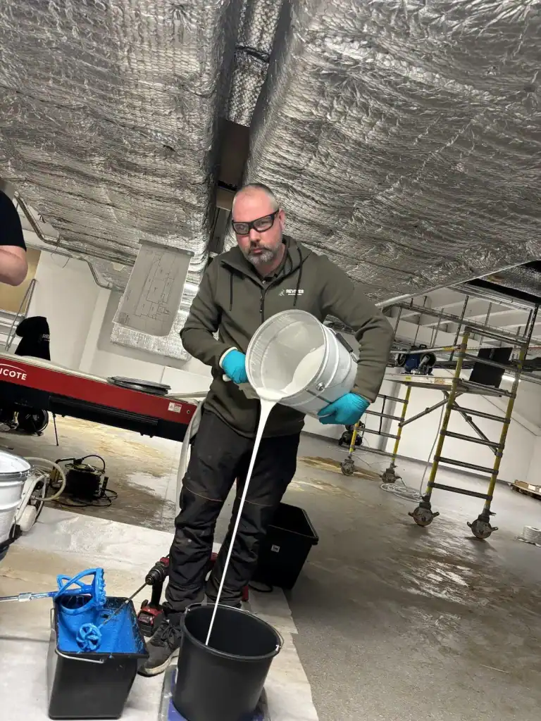 Relining i Västerås — Stefan blandar epoxy under reliningarbete