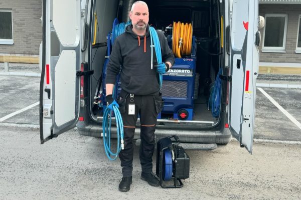 Revives utrustad servicebil för relininguppdrag